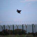 Reuters. Aeronave deixa base soberana britânica no Chipren REUTERS/Yiannis Kourtoglou