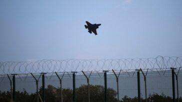 Reuters. Aeronave deixa base soberana britânica no Chipren REUTERS/Yiannis Kourtoglou